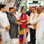 वाराणसी पहुंचीं दिल्ली की मुख्यमंत्री रेखा गुप्ता, एयरपोर्ट पर भाजपा नेताओं ने किया गर्मजोशी से स्वागत