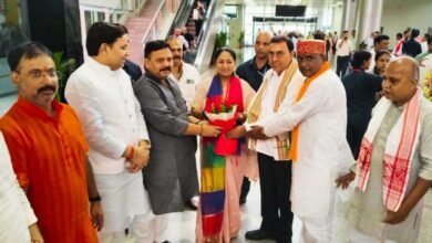 वाराणसी पहुंचीं दिल्ली की मुख्यमंत्री रेखा गुप्ता, एयरपोर्ट पर भाजपा नेताओं ने किया गर्मजोशी से स्वागत