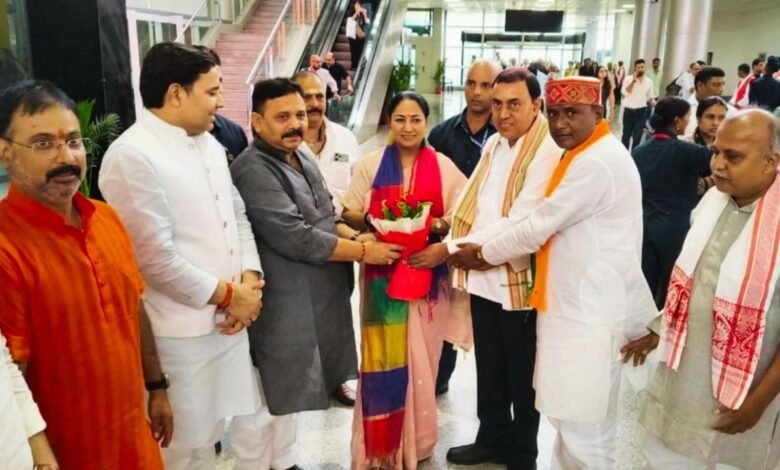 वाराणसी पहुंचीं दिल्ली की मुख्यमंत्री रेखा गुप्ता, एयरपोर्ट पर भाजपा नेताओं ने किया गर्मजोशी से स्वागत