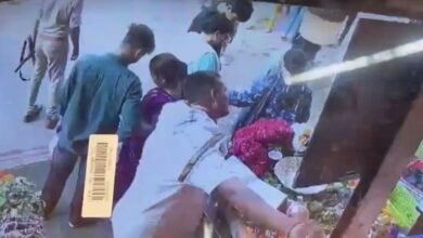 काशी विश्वनाथ मंदिर के बाहर PAC जवान की कार्बाइन से चली गोली, 3 घायल, CCTV आया सामने