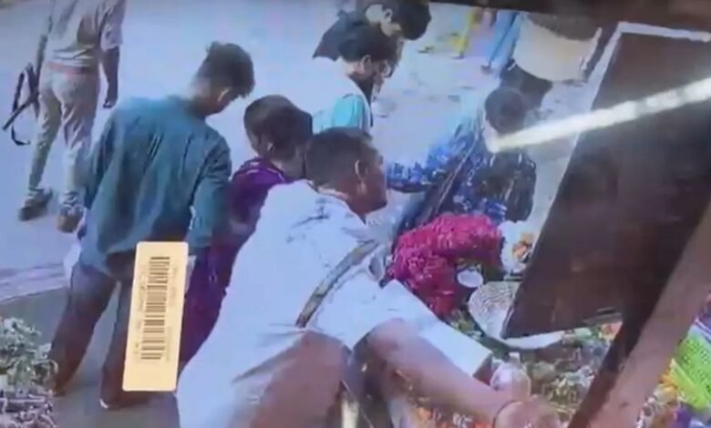 काशी विश्वनाथ मंदिर के बाहर PAC जवान की कार्बाइन से चली गोली, 3 घायल, CCTV आया सामने