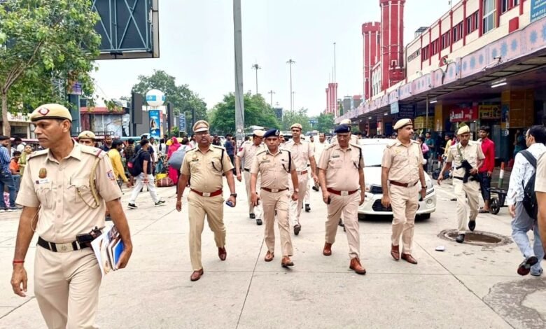 स्वतंत्रता दिवस से पहले पुरानी दिल्ली रेलवे स्टेशन पर कड़ी सुरक्षा, लाल किले के पास पुलिस ने बढ़ाई निगरानी