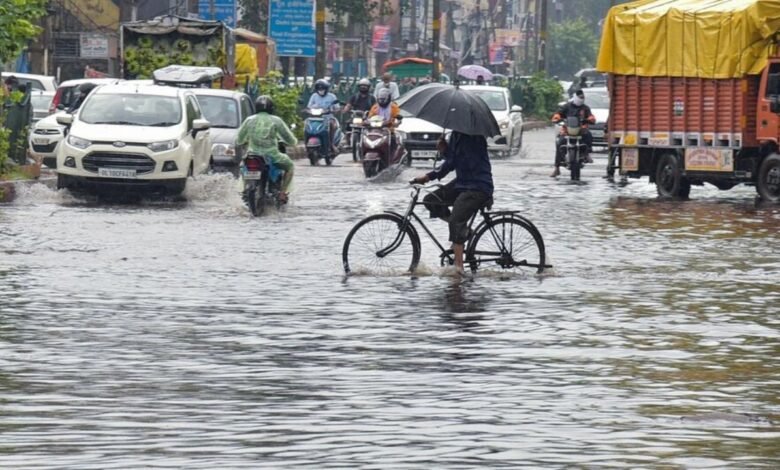 दिल्ली-NCR में बारिश बनी आफत! सड़कें बनीं तालाब, जलभराव और ट्रैफिक जाम से घंटों परेशान रहे लोग