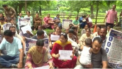 चंडीगढ़ में ETT शिक्षकों का बड़ा प्रदर्शन, हरपाल चीमा के घर के बाहर पहुंचे सैकड़ों शिक्षक और परिवार