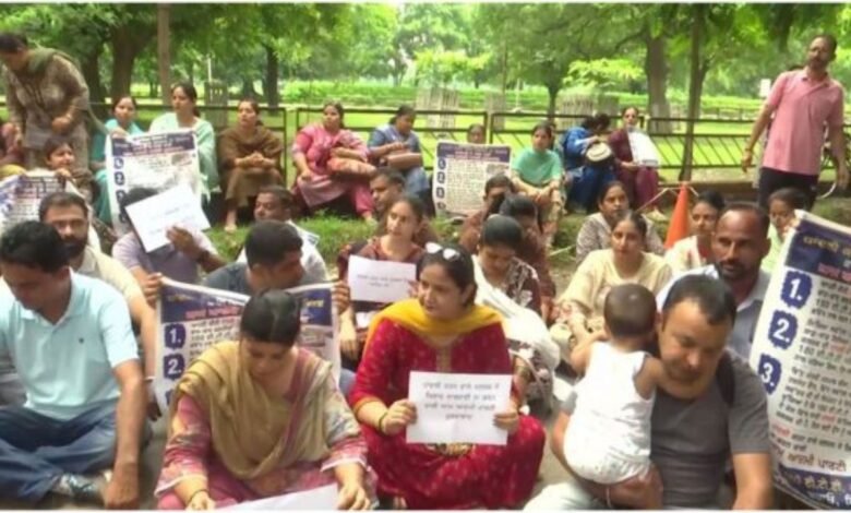 चंडीगढ़ में ETT शिक्षकों का बड़ा प्रदर्शन, हरपाल चीमा के घर के बाहर पहुंचे सैकड़ों शिक्षक और परिवार