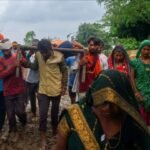 छतरपुर में गर्भवती महिला को खाट पर ले गए ग्रामीण, विकास के दावों पर उठे सवाल