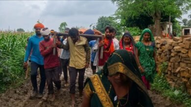 छतरपुर में गर्भवती महिला को खाट पर ले गए ग्रामीण, विकास के दावों पर उठे सवाल