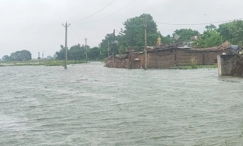 पटना में गंगा का रौद्र रूप, दानापुर दियारा की 6 पंचायतों में फैला बाढ़ का पानी; नाव बनी सहारा