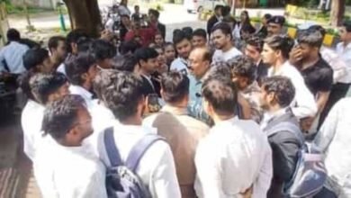 रानी दुर्गावती यूनिवर्सिटी में आउट ऑफ सिलेबस हिंदी पेपर पर छात्रों का हंगामा, दोबारा परीक्षा की मांग