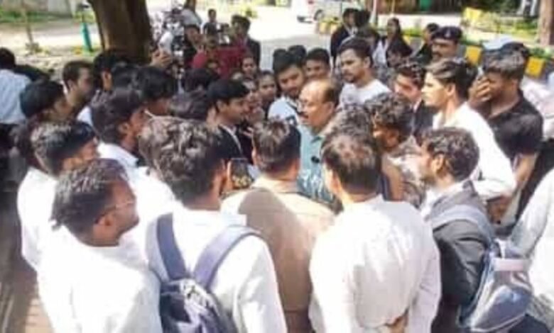 रानी दुर्गावती यूनिवर्सिटी में आउट ऑफ सिलेबस हिंदी पेपर पर छात्रों का हंगामा, दोबारा परीक्षा की मांग