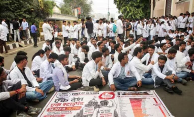 भोपाल में स्टाइपेंड बढ़ाने की मांग पर इंटर्न डॉक्टरों का आंदोलन तीसरे दिन जारी, OPD सेवाएं रहेंगी बंद