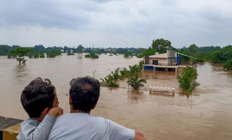देश के कई राज्यों में भारी बारिश का कहर, चारधाम यात्रा रुकी; नदियां उफान पर