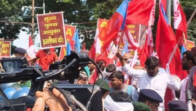 पटना में CEC ज्ञानेश कुमार के इस्तीफे की मांग पर प्रदर्शन, जेपी गोलंबर पर बैरिकेडिंग तोड़ी