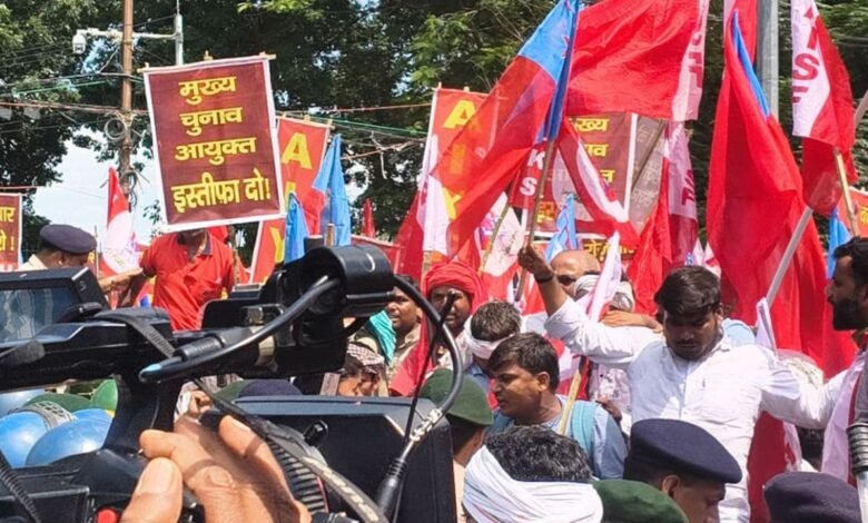 पटना में CEC ज्ञानेश कुमार के इस्तीफे की मांग पर प्रदर्शन, जेपी गोलंबर पर बैरिकेडिंग तोड़ी