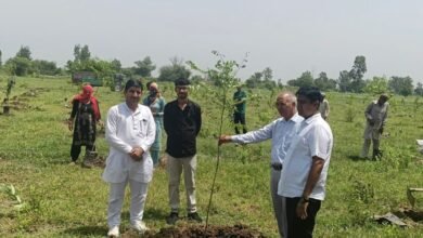 पंचायती जमीन पर बने मकान की पैमाइश रिपोर्ट देने की एवज में मांगी थी रिश्वत