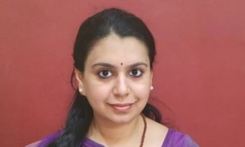 15 दिन पहले छोड़ी आईएएस की नौकरी, दिव्या मित्तल की घोषणा से यूपी की राजनीति गर्माई