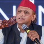 अखिलेश यादव के नीले गमछे पर सियासत के बीच आरजेडी ने यूपी में सरकार बदलने का दावा किया