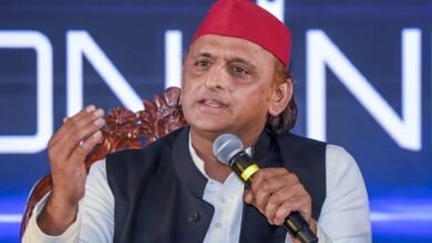 अखिलेश यादव के नीले गमछे पर सियासत के बीच आरजेडी ने यूपी में सरकार बदलने का दावा किया