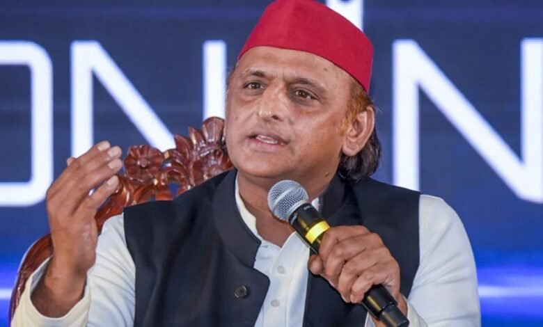 अखिलेश यादव के नीले गमछे पर सियासत के बीच आरजेडी ने यूपी में सरकार बदलने का दावा किया