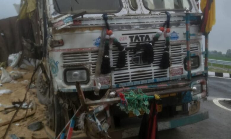 नशे से भरा ट्रक दूसरे ट्रक से टकराया, इसके बाद खुला राज