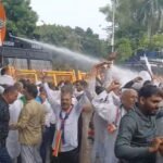 पुलिस ने कांग्रेस कार्यकर्ताओं को रोकने के लिए वाटर कैनन का किया प्रयोग