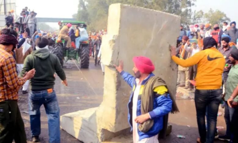जीटी रोड जाम करने के लिए निकले किसानों को रोकने के लिए पुलिस ने आंसू गैस के गोले छोड़े, वाटर कैनन का भी प्रयोग