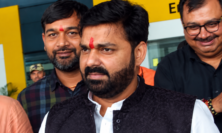 पवन सिंह की बढ़ी मुश्किलें, कोर्ट ने लगाया 3 हजार रुपये का जुर्माना; अगली तारीख पर पेश होने का आदेश