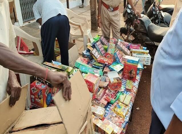 46 किलो संदिग्ध विस्फोटक बरामद, बिना लाइसेंस पटाखे बनाने का आरोप में दो के खिलाफ मामला दर्ज