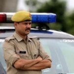 त्योहारों, परीक्षाओं और प्रस्तावित विरोध प्रदर्शनों के बीच गौतम बुद्ध नगर पुलिस ने सुरक्षा व्यवस्था कड़ी कर दी है। 10 से 20 अक्टूबर 2026 तक लागू निषेधाज्ञा के तहत सार्वजनिक जमावड़े, जुलूस, ड्रोन के इस्तेमाल और भड़काऊ सामग्री फैलाने जैसी गतिविधियों पर कई प्रतिबंध लगाए गए हैं। 10 से 20 अक्टूबर तक लागू रहेगी निषेधाज्ञा गौतम बुद्ध नगर पुलिस ने भारतीय नागरिक सुरक्षा संहिता (BNSS), 2023 की धारा 163 के तहत जिले में प्रतिबंधात्मक आदेश जारी किए हैं। अतिरिक्त पुलिस उपायुक्त (कानून-व्यवस्था) अर्चना सिंह की ओर से जारी आदेश के मुताबिक, यह व्यवस्था 10 से 20 अक्टूबर तक प्रभावी रहेगी। पुलिस ने त्योहारों, विभिन्न संगठनों के प्रदर्शनों, राजनीतिक गतिविधियों और परीक्षाओं को ध्यान में रखते हुए यह कदम उठाया है। प्रशासन का उद्देश्य जिले में शांति बनाए रखना और किसी भी अप्रिय स्थिति को रोकना है। CJP के प्रदर्शन के मद्देनजर बढ़ाई गई सतर्कता कॉकरोच जनता पार्टी (CJP) ने दिल्ली में मुख्य चुनाव आयुक्त ज्ञानेश कुमार के इस्तीफे की मांग को लेकर प्रदर्शन का आह्वान किया है। इस घटनाक्रम के बीच नोएडा और दिल्ली से सटे इलाकों में सुरक्षा व्यवस्था बढ़ाई गई है। किसान संगठनों और युवा समूहों सहित अन्य संगठनों की ओर से भी लोगों से प्रदर्शन में शामिल होने की अपील किए जाने की जानकारी सामने आई है। पुलिस सीमावर्ती क्षेत्रों में जांच और निगरानी बढ़ाकर आवाजाही पर नजर रख रही है। बिना अनुमति जुलूस और भीड़ जुटाने पर रोक जारी दिशा-निर्देशों के अनुसार, सक्षम अधिकारियों की पूर्व अनुमति के बिना सार्वजनिक सड़कों या टोल प्लाजा पर जुलूस निकालने और सार्वजनिक स्थानों पर पांच या उससे अधिक लोगों के जमावड़े पर प्रतिबंध रहेगा। भड़काऊ भाषण, आपत्तिजनक नारे और सांप्रदायिक तनाव बढ़ाने वाली गतिविधियां भी प्रतिबंधों के दायरे में हैं। किसी भी सार्वजनिक कार्यक्रम के आयोजन से पहले संबंधित अधिकारियों से अनुमति लेना जरूरी होगा। ड्रोन, लाउडस्पीकर और हथियारों पर निर्देश पुलिस ने बिना अनुमति ड्रोन से फोटोग्राफी और वीडियोग्राफी करने पर रोक लगाई है। सरकारी कार्यालयों के एक किलोमीटर के दायरे में ड्रोन से फिल्मिंग पर पूर्ण प्रतिबंध की बात भी आदेश में कही गई है। सुरक्षा उपकरणों, बैरिकेडिंग, सीसीटीवी कैमरों और सार्वजनिक उद्घोषणा प्रणालियों से छेड़छाड़ करना भी प्रतिबंधित है। इसके अलावा, रात 10 बजे से सुबह 6 बजे तक लाउडस्पीकर के इस्तेमाल पर रोक, हथियारों के प्रदर्शन, हर्ष फायरिंग और सार्वजनिक स्थानों पर शराब पीने के खिलाफ भी निर्देश जारी किए गए हैं। परीक्षार्थियों के लिए भी जारी हुई गाइडलाइन परीक्षा केंद्रों के 200 मीटर के दायरे में अनधिकृत भीड़, लाउडस्पीकर और फोटोकॉपी पर रोक लगाई गई है। बिना अनुमति इलेक्ट्रॉनिक उपकरणों और अनुचित साधनों के इस्तेमाल पर भी प्रतिबंध रहेगा। पुलिस ने अफवाहें फैलाने, जरूरी सेवाओं में बाधा डालने और प्रतिबंधित चीनी मांझे की बिक्री या इस्तेमाल से बचने के निर्देश दिए हैं। नियमों का पालन करना जरूरी गौतम बुद्ध नगर पुलिस ने नागरिकों से अपील की है कि वे निषेधाज्ञा का पालन करें और सोशल मीडिया पर अपुष्ट खबरें साझा न करें। किसी कार्यक्रम में शामिल होने या आयोजन करने से पहले संबंधित अनुमति और लागू शर्तों की जानकारी लेना जरूरी है