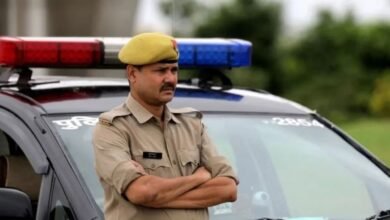 त्योहारों, परीक्षाओं और प्रस्तावित विरोध प्रदर्शनों के बीच गौतम बुद्ध नगर पुलिस ने सुरक्षा व्यवस्था कड़ी कर दी है। 10 से 20 अक्टूबर 2026 तक लागू निषेधाज्ञा के तहत सार्वजनिक जमावड़े, जुलूस, ड्रोन के इस्तेमाल और भड़काऊ सामग्री फैलाने जैसी गतिविधियों पर कई प्रतिबंध लगाए गए हैं। 10 से 20 अक्टूबर तक लागू रहेगी निषेधाज्ञा गौतम बुद्ध नगर पुलिस ने भारतीय नागरिक सुरक्षा संहिता (BNSS), 2023 की धारा 163 के तहत जिले में प्रतिबंधात्मक आदेश जारी किए हैं। अतिरिक्त पुलिस उपायुक्त (कानून-व्यवस्था) अर्चना सिंह की ओर से जारी आदेश के मुताबिक, यह व्यवस्था 10 से 20 अक्टूबर तक प्रभावी रहेगी। पुलिस ने त्योहारों, विभिन्न संगठनों के प्रदर्शनों, राजनीतिक गतिविधियों और परीक्षाओं को ध्यान में रखते हुए यह कदम उठाया है। प्रशासन का उद्देश्य जिले में शांति बनाए रखना और किसी भी अप्रिय स्थिति को रोकना है। CJP के प्रदर्शन के मद्देनजर बढ़ाई गई सतर्कता कॉकरोच जनता पार्टी (CJP) ने दिल्ली में मुख्य चुनाव आयुक्त ज्ञानेश कुमार के इस्तीफे की मांग को लेकर प्रदर्शन का आह्वान किया है। इस घटनाक्रम के बीच नोएडा और दिल्ली से सटे इलाकों में सुरक्षा व्यवस्था बढ़ाई गई है। किसान संगठनों और युवा समूहों सहित अन्य संगठनों की ओर से भी लोगों से प्रदर्शन में शामिल होने की अपील किए जाने की जानकारी सामने आई है। पुलिस सीमावर्ती क्षेत्रों में जांच और निगरानी बढ़ाकर आवाजाही पर नजर रख रही है। बिना अनुमति जुलूस और भीड़ जुटाने पर रोक जारी दिशा-निर्देशों के अनुसार, सक्षम अधिकारियों की पूर्व अनुमति के बिना सार्वजनिक सड़कों या टोल प्लाजा पर जुलूस निकालने और सार्वजनिक स्थानों पर पांच या उससे अधिक लोगों के जमावड़े पर प्रतिबंध रहेगा। भड़काऊ भाषण, आपत्तिजनक नारे और सांप्रदायिक तनाव बढ़ाने वाली गतिविधियां भी प्रतिबंधों के दायरे में हैं। किसी भी सार्वजनिक कार्यक्रम के आयोजन से पहले संबंधित अधिकारियों से अनुमति लेना जरूरी होगा। ड्रोन, लाउडस्पीकर और हथियारों पर निर्देश पुलिस ने बिना अनुमति ड्रोन से फोटोग्राफी और वीडियोग्राफी करने पर रोक लगाई है। सरकारी कार्यालयों के एक किलोमीटर के दायरे में ड्रोन से फिल्मिंग पर पूर्ण प्रतिबंध की बात भी आदेश में कही गई है। सुरक्षा उपकरणों, बैरिकेडिंग, सीसीटीवी कैमरों और सार्वजनिक उद्घोषणा प्रणालियों से छेड़छाड़ करना भी प्रतिबंधित है। इसके अलावा, रात 10 बजे से सुबह 6 बजे तक लाउडस्पीकर के इस्तेमाल पर रोक, हथियारों के प्रदर्शन, हर्ष फायरिंग और सार्वजनिक स्थानों पर शराब पीने के खिलाफ भी निर्देश जारी किए गए हैं। परीक्षार्थियों के लिए भी जारी हुई गाइडलाइन परीक्षा केंद्रों के 200 मीटर के दायरे में अनधिकृत भीड़, लाउडस्पीकर और फोटोकॉपी पर रोक लगाई गई है। बिना अनुमति इलेक्ट्रॉनिक उपकरणों और अनुचित साधनों के इस्तेमाल पर भी प्रतिबंध रहेगा। पुलिस ने अफवाहें फैलाने, जरूरी सेवाओं में बाधा डालने और प्रतिबंधित चीनी मांझे की बिक्री या इस्तेमाल से बचने के निर्देश दिए हैं। नियमों का पालन करना जरूरी गौतम बुद्ध नगर पुलिस ने नागरिकों से अपील की है कि वे निषेधाज्ञा का पालन करें और सोशल मीडिया पर अपुष्ट खबरें साझा न करें। किसी कार्यक्रम में शामिल होने या आयोजन करने से पहले संबंधित अनुमति और लागू शर्तों की जानकारी लेना जरूरी है
