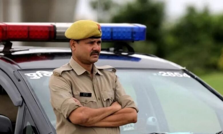 त्योहारों, परीक्षाओं और प्रस्तावित विरोध प्रदर्शनों के बीच गौतम बुद्ध नगर पुलिस ने सुरक्षा व्यवस्था कड़ी कर दी है। 10 से 20 अक्टूबर 2026 तक लागू निषेधाज्ञा के तहत सार्वजनिक जमावड़े, जुलूस, ड्रोन के इस्तेमाल और भड़काऊ सामग्री फैलाने जैसी गतिविधियों पर कई प्रतिबंध लगाए गए हैं। 10 से 20 अक्टूबर तक लागू रहेगी निषेधाज्ञा गौतम बुद्ध नगर पुलिस ने भारतीय नागरिक सुरक्षा संहिता (BNSS), 2023 की धारा 163 के तहत जिले में प्रतिबंधात्मक आदेश जारी किए हैं। अतिरिक्त पुलिस उपायुक्त (कानून-व्यवस्था) अर्चना सिंह की ओर से जारी आदेश के मुताबिक, यह व्यवस्था 10 से 20 अक्टूबर तक प्रभावी रहेगी। पुलिस ने त्योहारों, विभिन्न संगठनों के प्रदर्शनों, राजनीतिक गतिविधियों और परीक्षाओं को ध्यान में रखते हुए यह कदम उठाया है। प्रशासन का उद्देश्य जिले में शांति बनाए रखना और किसी भी अप्रिय स्थिति को रोकना है। CJP के प्रदर्शन के मद्देनजर बढ़ाई गई सतर्कता कॉकरोच जनता पार्टी (CJP) ने दिल्ली में मुख्य चुनाव आयुक्त ज्ञानेश कुमार के इस्तीफे की मांग को लेकर प्रदर्शन का आह्वान किया है। इस घटनाक्रम के बीच नोएडा और दिल्ली से सटे इलाकों में सुरक्षा व्यवस्था बढ़ाई गई है। किसान संगठनों और युवा समूहों सहित अन्य संगठनों की ओर से भी लोगों से प्रदर्शन में शामिल होने की अपील किए जाने की जानकारी सामने आई है। पुलिस सीमावर्ती क्षेत्रों में जांच और निगरानी बढ़ाकर आवाजाही पर नजर रख रही है। बिना अनुमति जुलूस और भीड़ जुटाने पर रोक जारी दिशा-निर्देशों के अनुसार, सक्षम अधिकारियों की पूर्व अनुमति के बिना सार्वजनिक सड़कों या टोल प्लाजा पर जुलूस निकालने और सार्वजनिक स्थानों पर पांच या उससे अधिक लोगों के जमावड़े पर प्रतिबंध रहेगा। भड़काऊ भाषण, आपत्तिजनक नारे और सांप्रदायिक तनाव बढ़ाने वाली गतिविधियां भी प्रतिबंधों के दायरे में हैं। किसी भी सार्वजनिक कार्यक्रम के आयोजन से पहले संबंधित अधिकारियों से अनुमति लेना जरूरी होगा। ड्रोन, लाउडस्पीकर और हथियारों पर निर्देश पुलिस ने बिना अनुमति ड्रोन से फोटोग्राफी और वीडियोग्राफी करने पर रोक लगाई है। सरकारी कार्यालयों के एक किलोमीटर के दायरे में ड्रोन से फिल्मिंग पर पूर्ण प्रतिबंध की बात भी आदेश में कही गई है। सुरक्षा उपकरणों, बैरिकेडिंग, सीसीटीवी कैमरों और सार्वजनिक उद्घोषणा प्रणालियों से छेड़छाड़ करना भी प्रतिबंधित है। इसके अलावा, रात 10 बजे से सुबह 6 बजे तक लाउडस्पीकर के इस्तेमाल पर रोक, हथियारों के प्रदर्शन, हर्ष फायरिंग और सार्वजनिक स्थानों पर शराब पीने के खिलाफ भी निर्देश जारी किए गए हैं। परीक्षार्थियों के लिए भी जारी हुई गाइडलाइन परीक्षा केंद्रों के 200 मीटर के दायरे में अनधिकृत भीड़, लाउडस्पीकर और फोटोकॉपी पर रोक लगाई गई है। बिना अनुमति इलेक्ट्रॉनिक उपकरणों और अनुचित साधनों के इस्तेमाल पर भी प्रतिबंध रहेगा। पुलिस ने अफवाहें फैलाने, जरूरी सेवाओं में बाधा डालने और प्रतिबंधित चीनी मांझे की बिक्री या इस्तेमाल से बचने के निर्देश दिए हैं। नियमों का पालन करना जरूरी गौतम बुद्ध नगर पुलिस ने नागरिकों से अपील की है कि वे निषेधाज्ञा का पालन करें और सोशल मीडिया पर अपुष्ट खबरें साझा न करें। किसी कार्यक्रम में शामिल होने या आयोजन करने से पहले संबंधित अनुमति और लागू शर्तों की जानकारी लेना जरूरी है